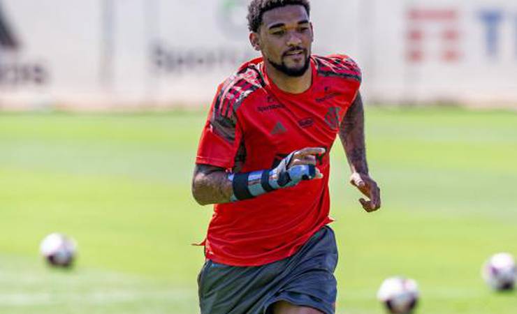Sem condições de estrear no Fla-Flu, Bruno Viana será reavaliado para iniciar treinos com grupo principal