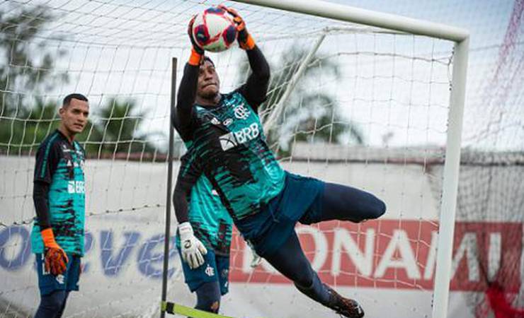 Hugo Souza decide antecipar fim das férias e se reapresenta ao Flamengo