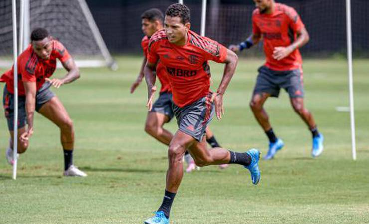 Perto de deixar o Flamengo, João Lucas abre mão da última semana de férias e se reapresenta no Ninho