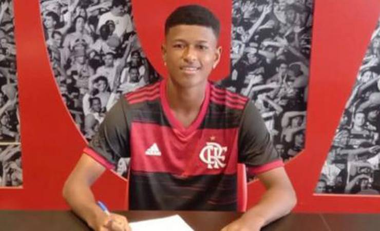 Joia de 15 anos assina o primeiro contrato com o Flamengo: 'Quero fazer história aqui'