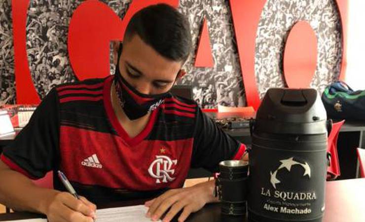 Aos 18 anos, volante paraguaio assina com o 'poderoso Flamengo'