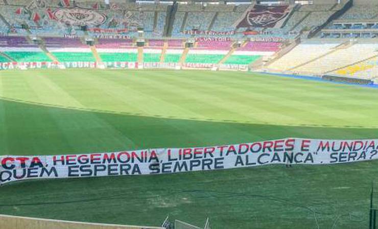 Fla-Flu: torcida do Flamengo leva faixas de apoio ao nome do Maracanã e provocação