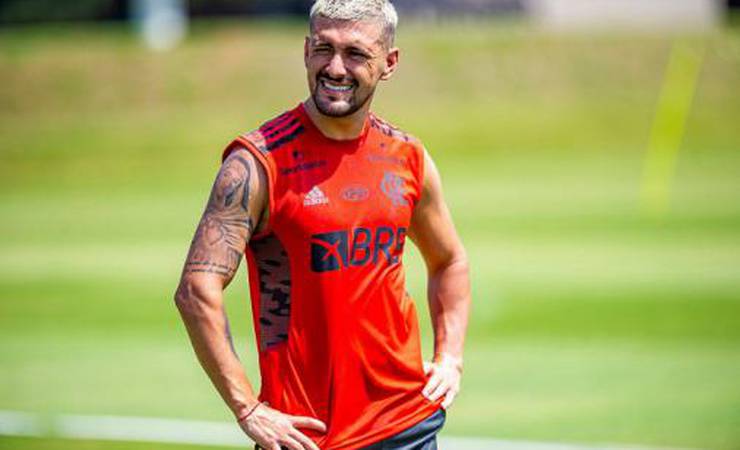 Em meio a divergências com o Flamengo, Arrascaeta se reapresenta para tratar entorse; Pedro retorna