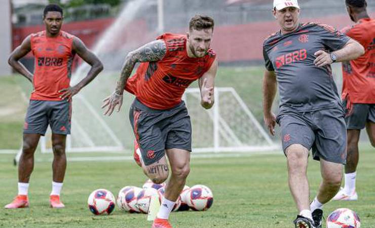 Léo Pereira se reapresenta ao Flamengo e realiza exame para Covid; zagueiro será multado por falta
