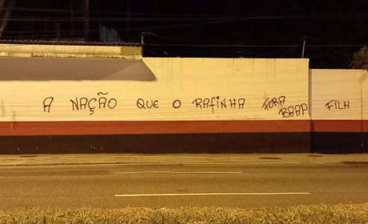 Muros da Gávea amanhecem pichados com pedidos por volta de Rafinha e saída de dirigente