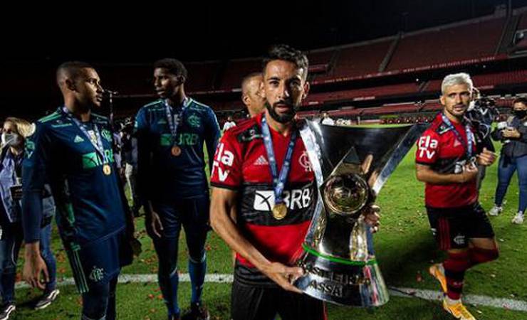 Isla admite erros defensivos, mas exalta título pelo Flamengo: 'Um dos mais importantes na carreira'
