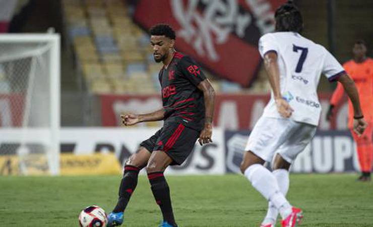 Saída de bola, lançamentos e velocidade: Bruno Viana apresenta credenciais no Flamengo; veja raio-x
