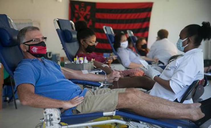 Campanha 'Sangue Rubro-Negro', feita pelo Flamengo com o Hemorio, coleta 104 bolsas de sangue na Gávea