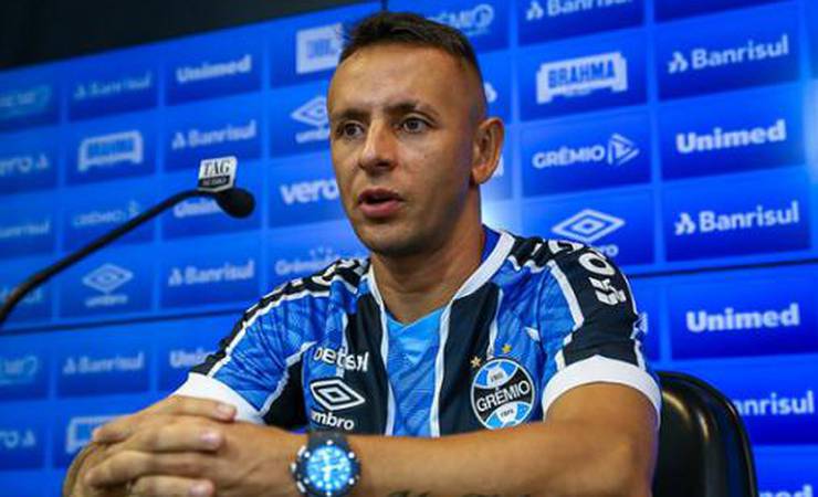 Torcedores do Flamengo provocam Rafinha após rebaixamento do Grêmio para Série B
