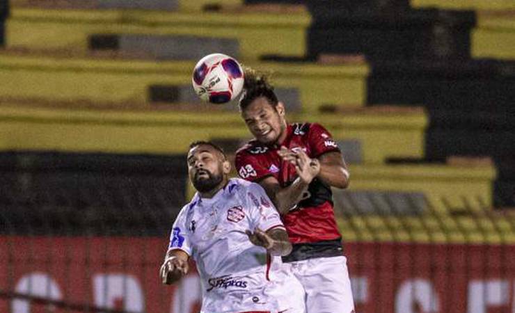 Números mostram evolução do Flamengo com Arão de zagueiro
