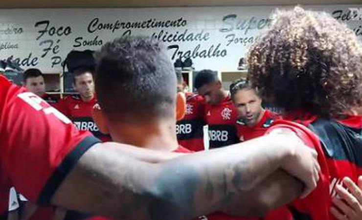 'É o bicampeão brasileiro em campo!': Arão e Diego inflamam vestiário do Flamengo antes de estreia; assista