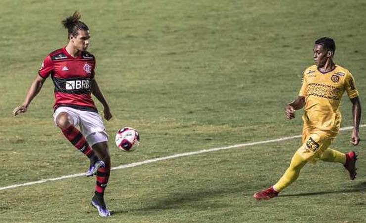 'Sou um bom goleiro': Arão brinca e se oferece para substituir Diego Alves em goleada do Flamengo; veja o vídeo