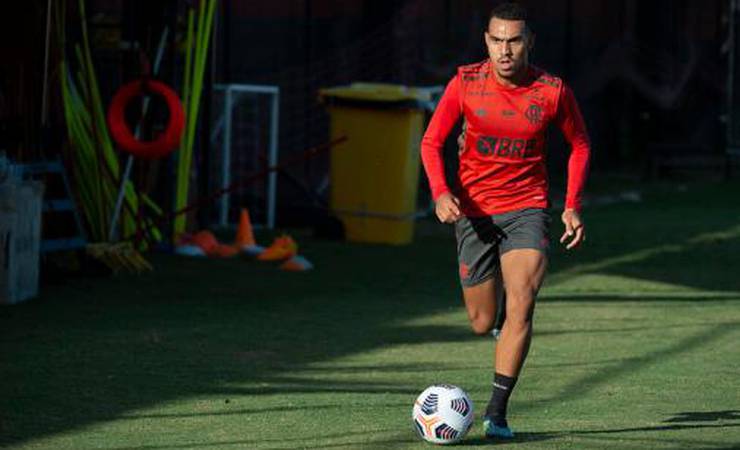 Matheuzinho larga na frente em disputa interna do Fla e deve receber 'chance inédita' na temporada