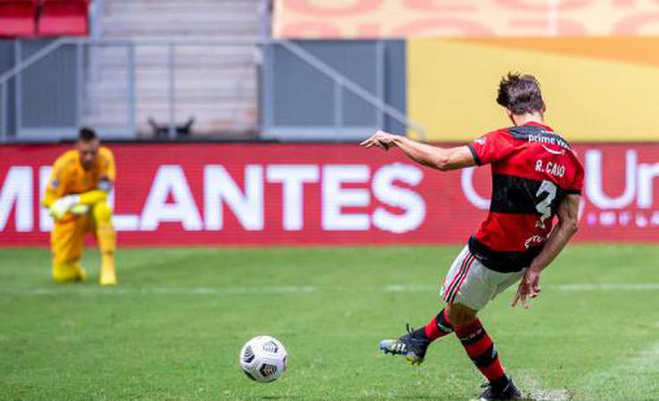 Rodrigo Caio explica pênalti cometido e projeta novos títulos pelo Flamengo: 'Tenho certeza que é só o começo'