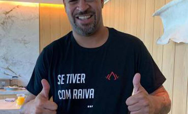 Morde as costas! Adriano Imperador lança marca e cria loja de roupas