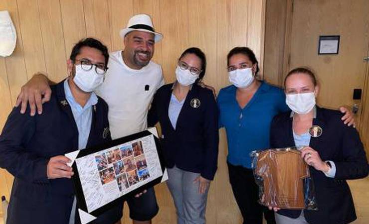 Adriano Imperador recebe presente de hotel de luxo onde está morando e chora: 'É da nossa família'