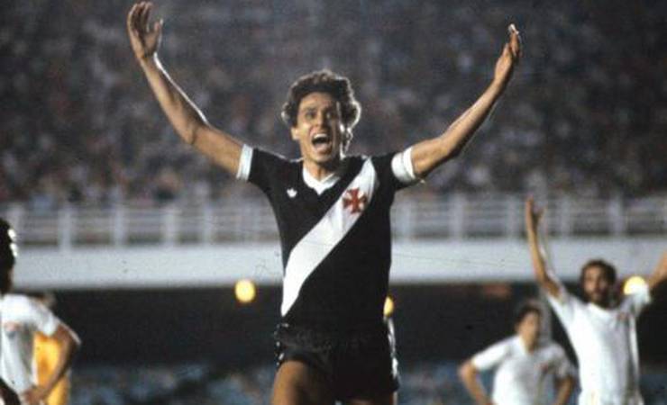 Torcedores do Flamengo manifestam apoio ao ídolo do Vasco Roberto Dinamite; Clube também se solidariza