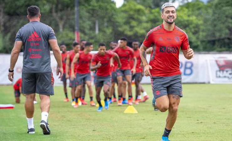 Com Arrascaeta em campo, Flamengo realiza último treino no Ninho antes de viagem para Argentina