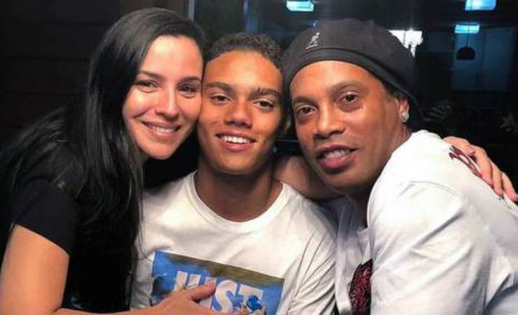 Mãe do filho de Ronaldinho Gaúcho, ex-bailarina do Faustão fala sobre sua relação com R10