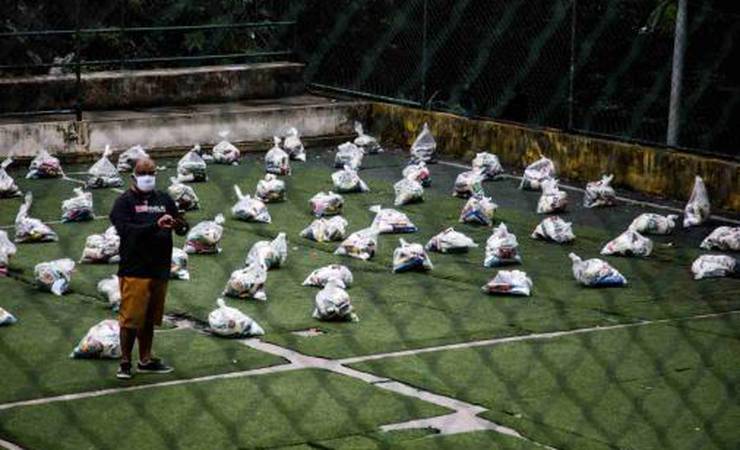 Em parceria com a SOS Favela, Flamengo distribui cestas básicas na comunidade do Santa Marta