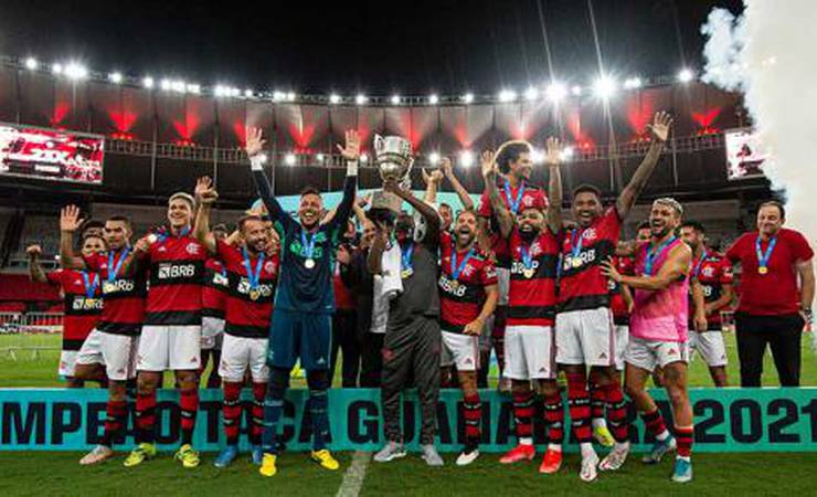 VÍDEO: Flamengo homenageia massagista Deni ao levantar troféu: 'Um orgulho dividir esses momentos'
