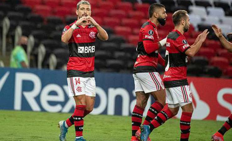 Flamengo fecha abril com dois títulos, liderança na Libertadores, mas em alerta por marca indigesta