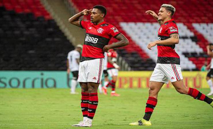 Com sequência, gols e passes, Vitinho encorpa ataque e cresce no Flamengo