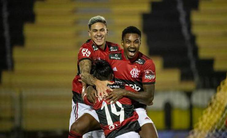 Elenco do Flamengo reconhece boa fase e parabeniza Michael pelas assistências