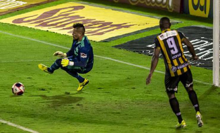 Diego Alves se destaca, e Flamengo não sofre gols após sete partidas