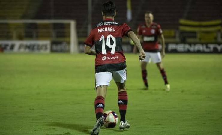 Narrador relembra Michael do Goiás após atuação no Carioca e pede paciência com o jogador: 'Injustiça'
