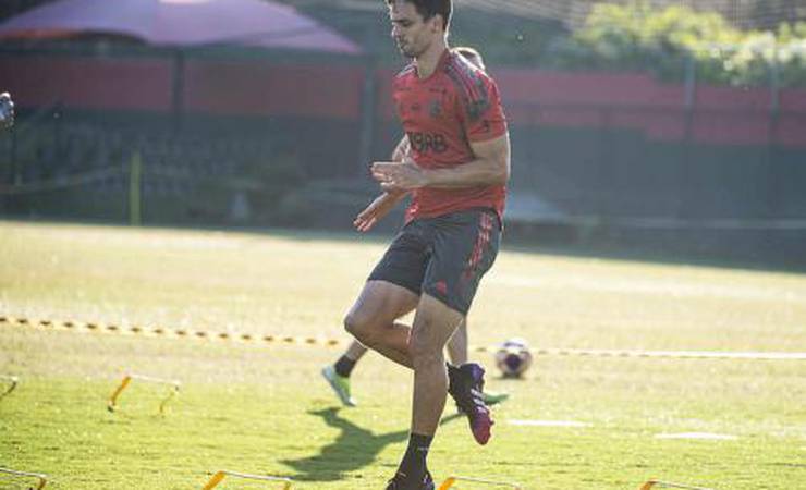 Flamengo se reapresenta de olho no Fla-Flu; Diego Alves, Gerson e Rodrigo Caio treinam com o grupo no Ninho