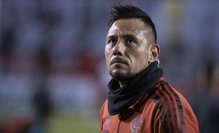 Diego Alves e Renê têm problemas musculares detectados e aumentam lista de desfalques do Flamengo