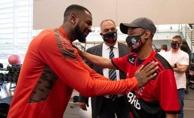De volta ao Brasil, Robson Nascimento realiza sonho, visita o CT e conhece o elenco do Flamengo