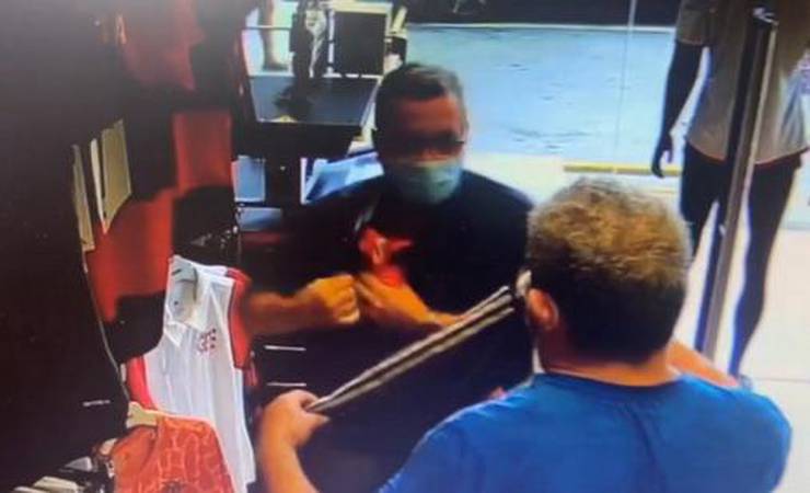 Idosos são flagrados furtando camisa do Flamengo em loja oficial do clube