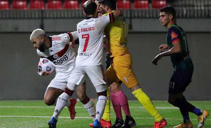 Flamengo sofre com erros defensivos, mas reage e empata com o La Calera