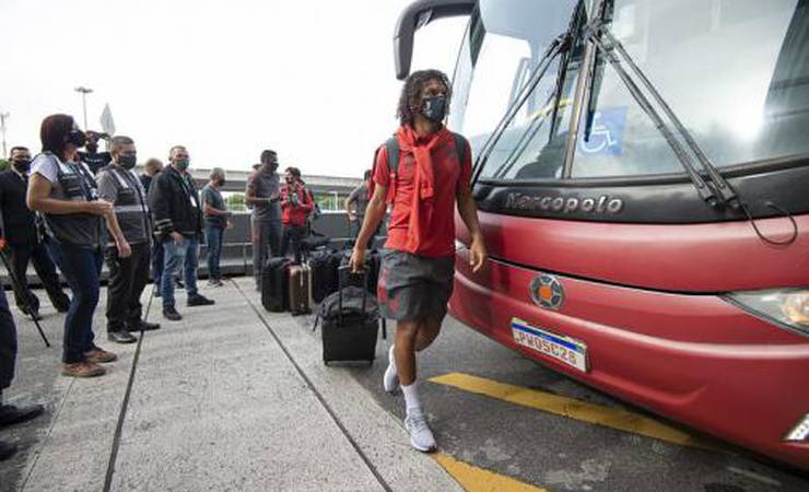 Flamengo desembarca no Rio após empate no Chile; Arão avalia defesa