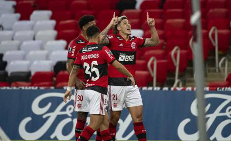 Com time misto e um a menos, Flamengo sofre, empata no fim com a LDU e garante vaga nas oitavas