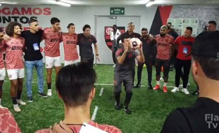 Preparador físico do Flamengo faz a bola 'levitar' em discurso antes de final e leva jogadores ao delírio; veja