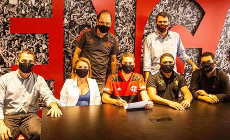 Com 172 gols em 2019, promissor atacante volta ao Flamengo e assina contrato: 'Sou grato'