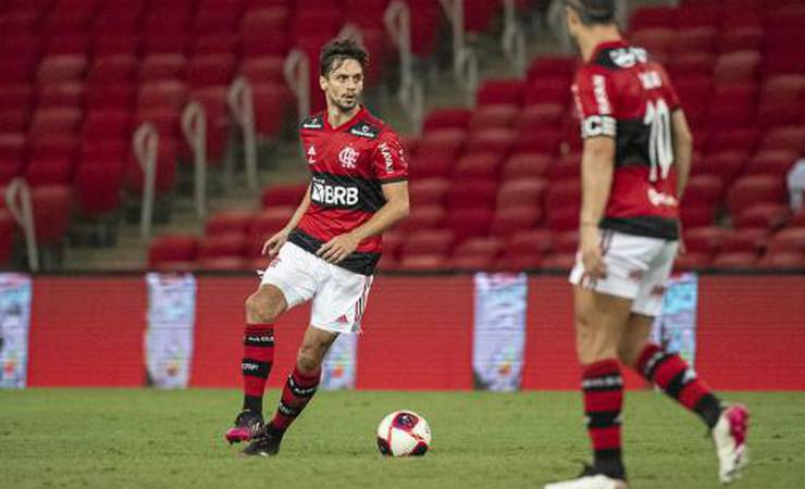 Rodrigo Caio recebe homenagem pelas 100 partidas pelo Flamengo