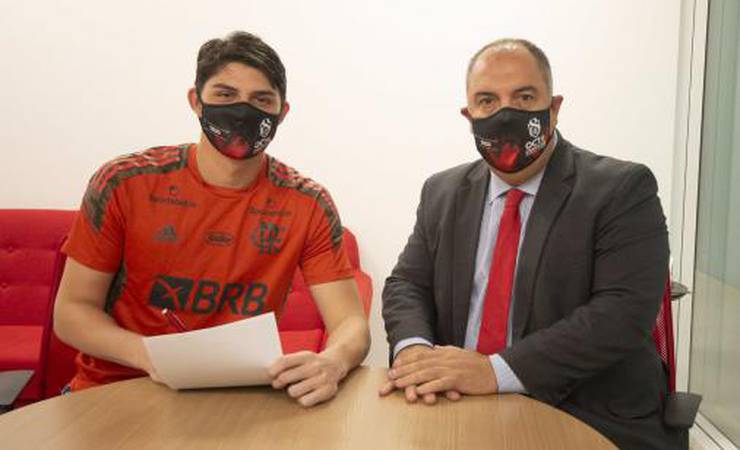 Flamengo anuncia renovação com goleiro João Fernando até 2023
