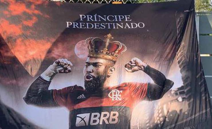 'Príncipe predestinado': torcida do Flamengo homenageia Gabigol com bandeira e placa