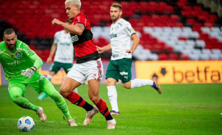 Com gol de Pedro, Flamengo vence o Palmeiras em estreia no Brasileirão