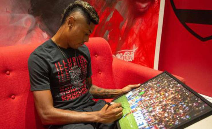 Flamengo lança quadros com fotos históricas autografadas e com tiragem limitada; saiba mais