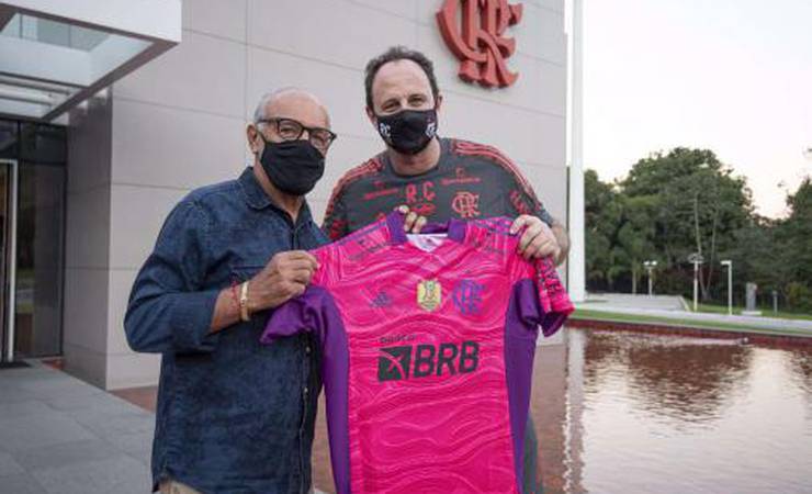 Ídolo do Flamengo, Junior visita o Ninho do Urubu e recebe presente de Rogério Ceni