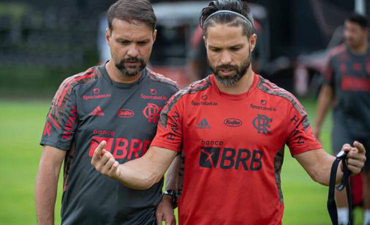 Em nova passagem no time principal, Mauricio Souza comanda primeiro treino com o grupo do Flamengo