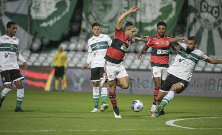 Diego admite queda do Flamengo no segundo tempo, mas valoriza vitória