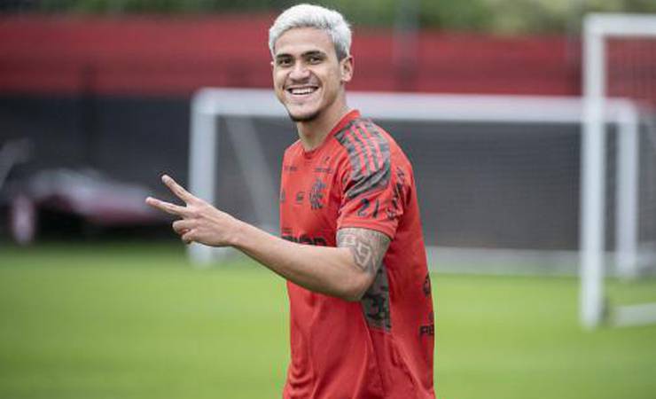 Com direito a gol de letra de Pedro, Flamengo treina no Ninho do Urubu