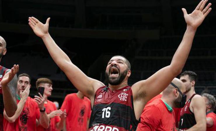 Flamengo anuncia renovação de Olivinha, e ídolo comemora: 'Vou dar a minha vida'