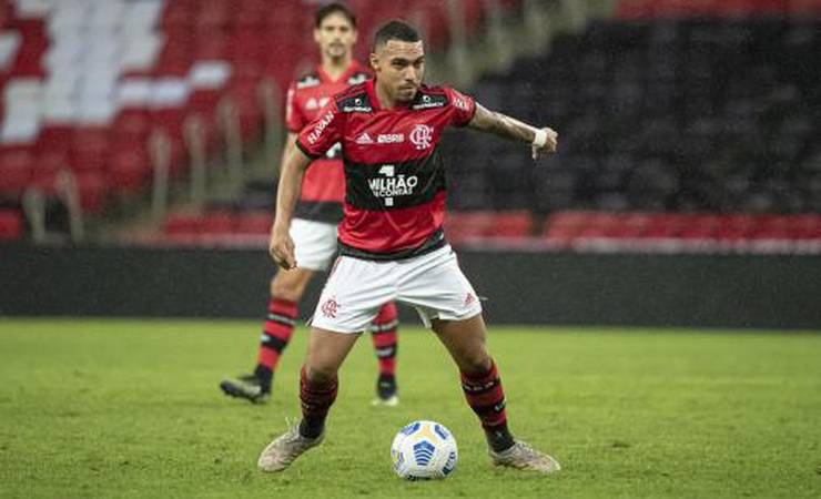 Na briga pela vaga de titular no Flamengo, Matheuzinho cita conversas com laterais e Ceni